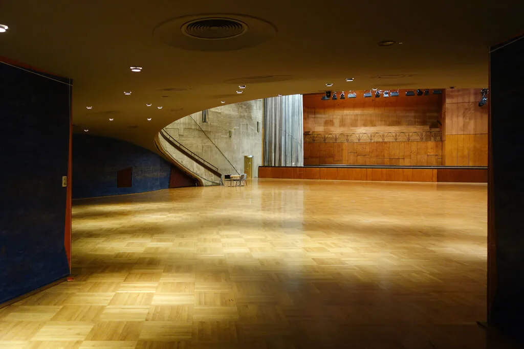 der graugrüne originalbühnenvorhang im beethoven-saal der liederhalle in stuttgart.