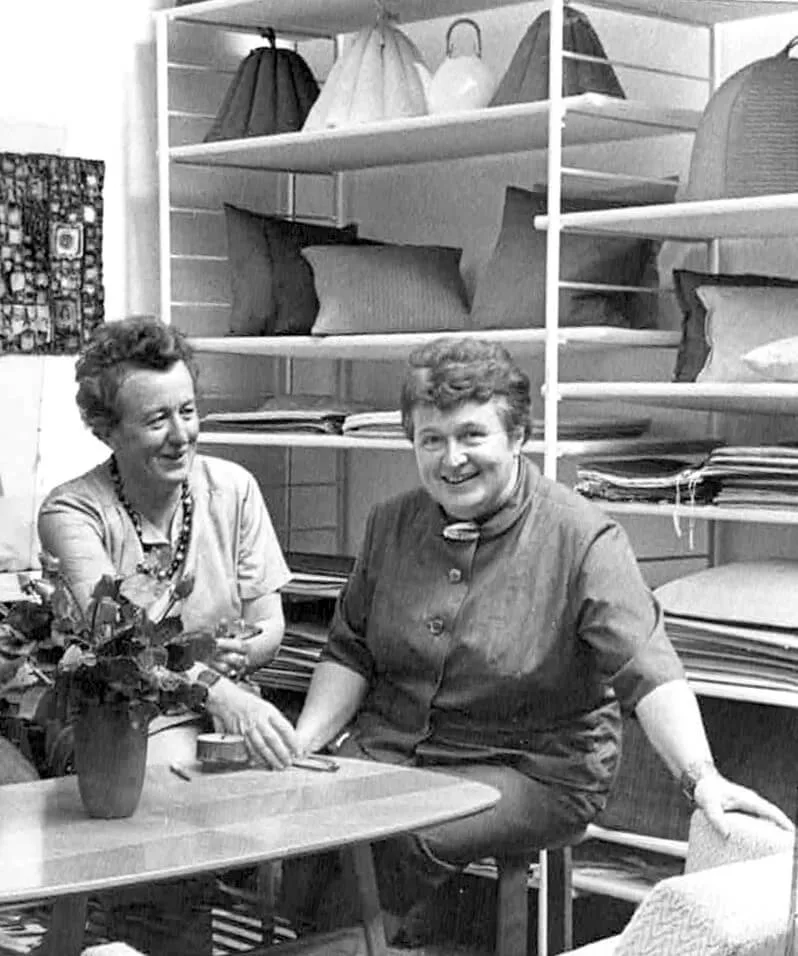 käte und lotte hofmann bei der herbstmesse frankfurt.