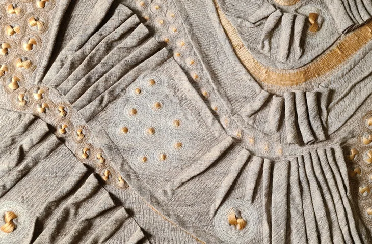 in diesem ausschnitt aus einem spätwerk lotte hofmanns sind dynamisch applizierte und arrangierte elemente kombiniert mit charakterstarkem material; in privatbesitz