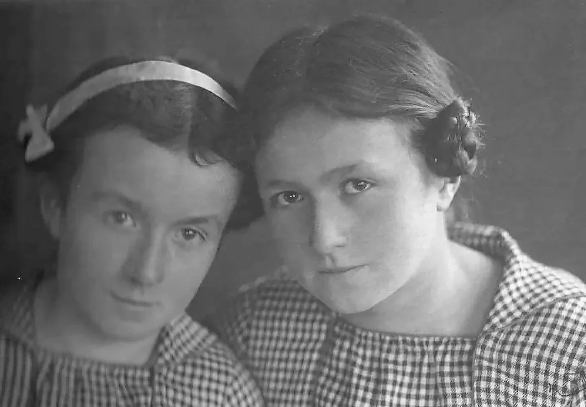lotte (rechts) und käte hofmann 1919