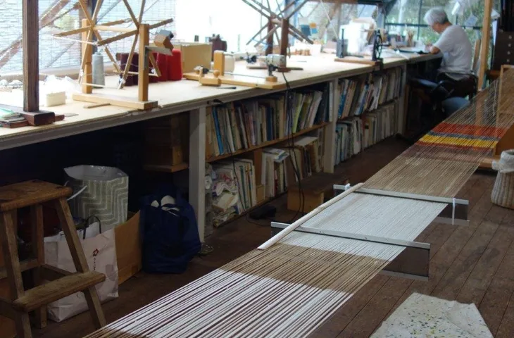 Kasuri Webmeister Jun Tomita in seinem Atelier in Kyoto Hills