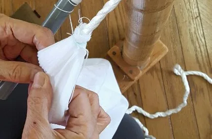 Frau Ando demonstriert eine Shibori-Technik