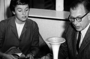 Der Architekt Eero Saarinen erläutert die Konstruktion des tulip-chair-prototyps (Florence Knoll schaut zu).