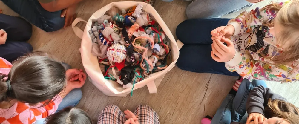 glücksmomente: gestaltung einer textilskulptur mit schulkindern