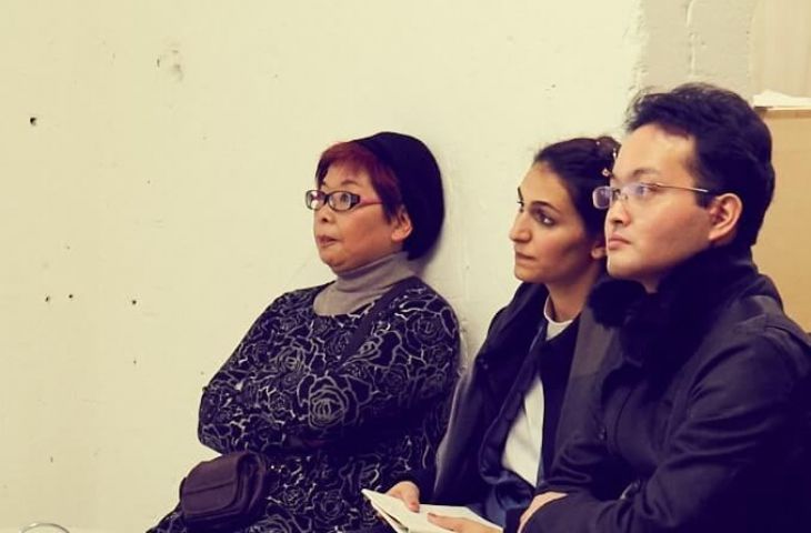 Keiko, Anna und Kenji hören aufmerksam zu