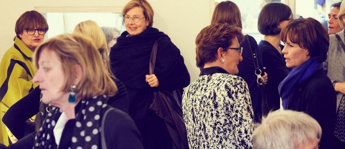 Viele Gäste sammelten sich vor dem Webraum