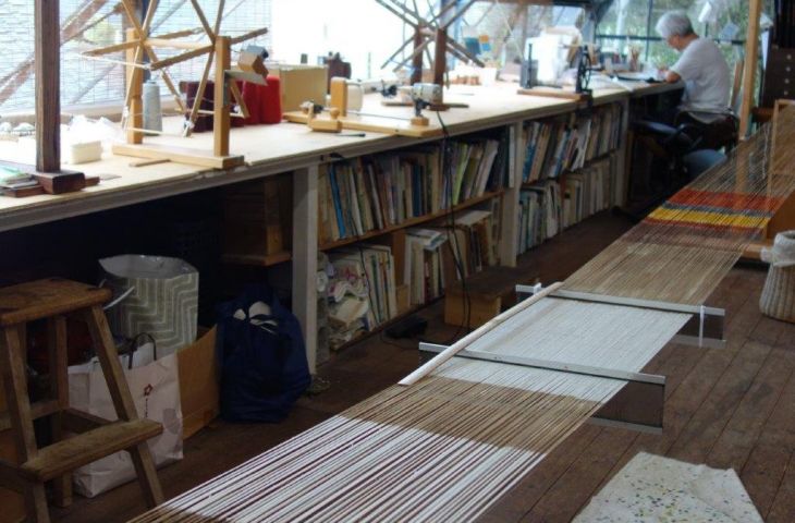 Kasuri Webmeister Jun Tomita in seinem Atelier in Kyoto Hills