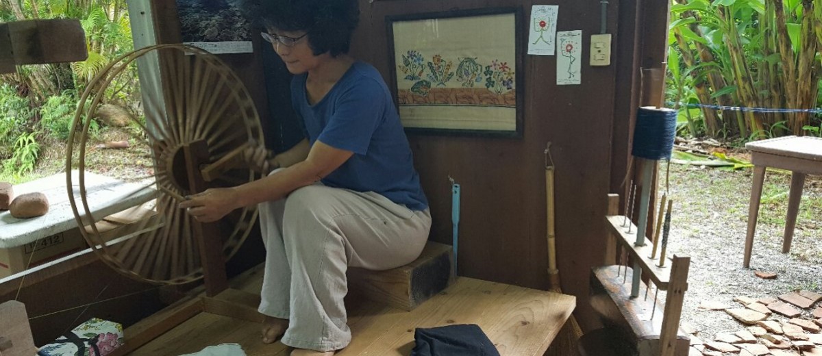 Yumiko Sensei demonstriert die japanische Methode des Spinnens